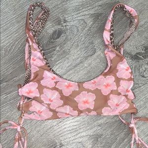 Acacia Mahaloa Floral top🌸